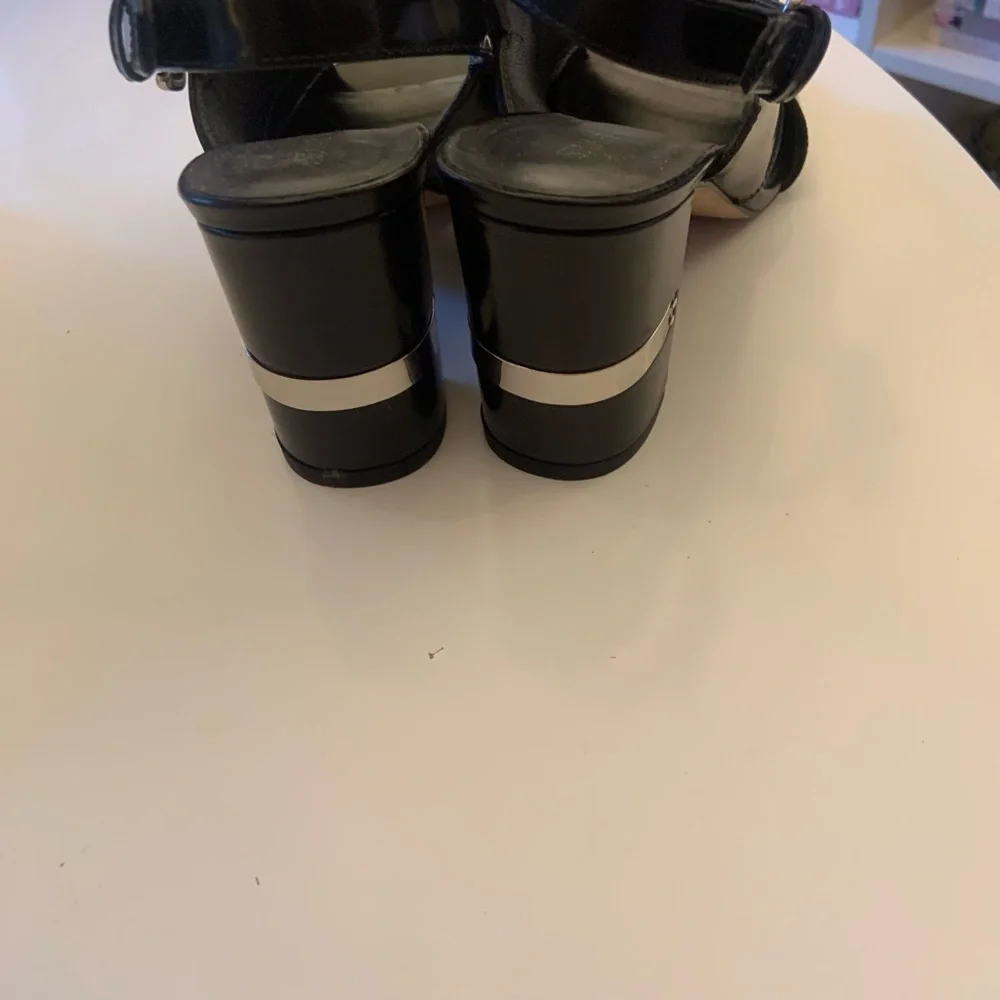 Stuart Weitzman - Picture 9 of 10